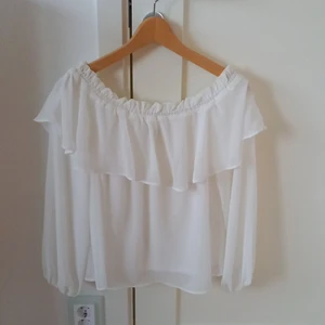 Vit luftig blus från H&M - En luftig vit blus i polyester säljes. Storlek 36. Är så gott som ny, har endsst använts 2 ggr. 