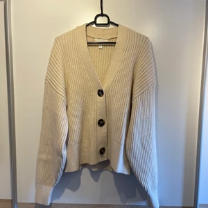 Stickad kofta - Jätte mysig stickad knappar kofta! Köpt på HM och den är ganska oversized i passformen. Den är helt ny ord.pris 399kr