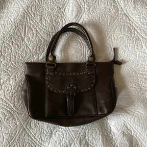 Brun väska - Söt väska köpt second hand, noga städad och i otroligt bra skick! Saknar axelrem men snyggare utan ☀️☀️