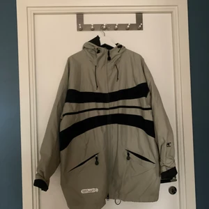 Helly Hansen jacka  - En jättesnygg Helly Hansen jacka som inte längre kommer till användning. Varan är i bra skick:)