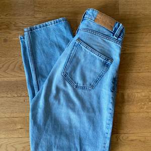 Sååå fina jeans men tyvärr för små för mig numera😢 Dem sitter så himla snyggt och är i storlek 25 (men ganska små i storleken så passar även en 24a)🥰 Har ett litet slitage på insida lår men inget man tänker på eller som syns! 