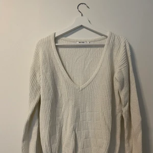 Stickad tröja - Vit stickad tröja från nakd med en v-ringning🤍