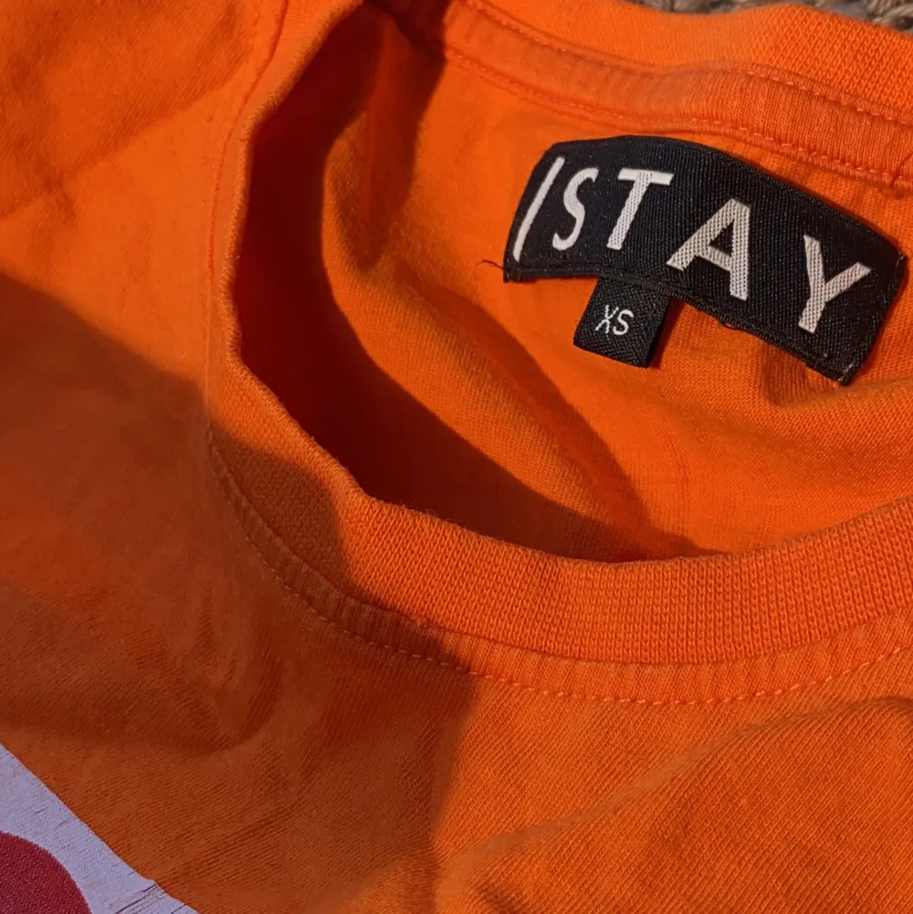 As ball orange T-shirt med tryck från Carlings! ❤️‍🔥 Säljer då den inte längre kommer till användning! Bara att skriva för mer info och bilder! Köparen står för frakt📦. T-shirts.