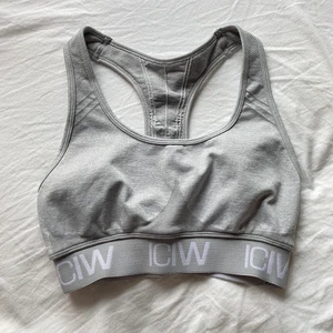ICIW grå tränings topp XS - Säljer min all time favorite tränings topp från I-can-i-will då den har blivit för liten. Ganska tajt på mig så jag antar att den motsvarar storlek 70/A i bh storlek💌