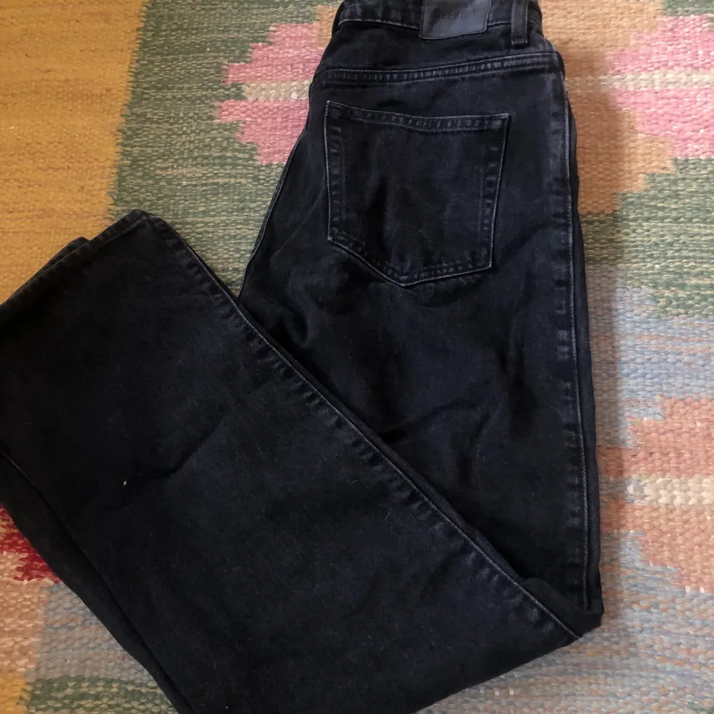 Svarta jeans från weekday i modellen rowe.. Jeans & Byxor.