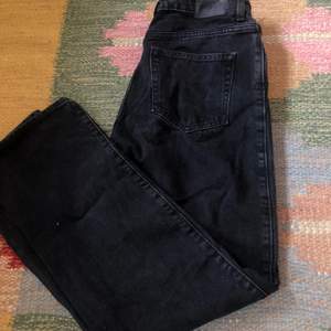 Svarta jeans från weekday i modellen rowe.