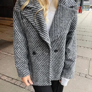 Kappa - Intressekoll på denna snygga kappa, startar budgivning. Storlek S men passar bra för mig som är 172, sitter lixom snyggt och inte det minsta för liten, säljer pga rensar ut garderoben 