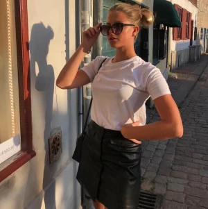 Läderkjol  - Säljer denna fina läderkjol❤️ En knapp är lite knepig att stänga men annars är allt bra med kjolen😊