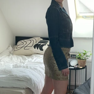 Boss Hugo Boss jeans jacka stl small - Mörk blå Hugo Boss jensjacka. Funkar både dag som kväll casual och finklädd. Knappt använd köptes för 2000kr. Budgivning börjar på 800 kr. Vid direktköp 1200kr.