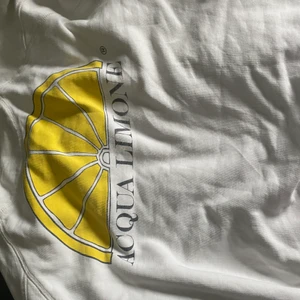 AQUA LIMONE TRÖJA - säljer min aqua limone tröja pga at that inte använder den! Ps: Den är oversized❤️ FRAKT ÄR INKLUDERAT I PRISET!