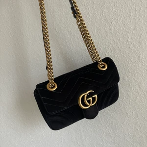 Gucci limited edition - Säljer min Gucci velvet (Limited Edition) som är i superfint skick! Ser typ ny ut fortfarande 😍 denna modellen går inte att få tag i längre! Allt medföljer vid köp. 