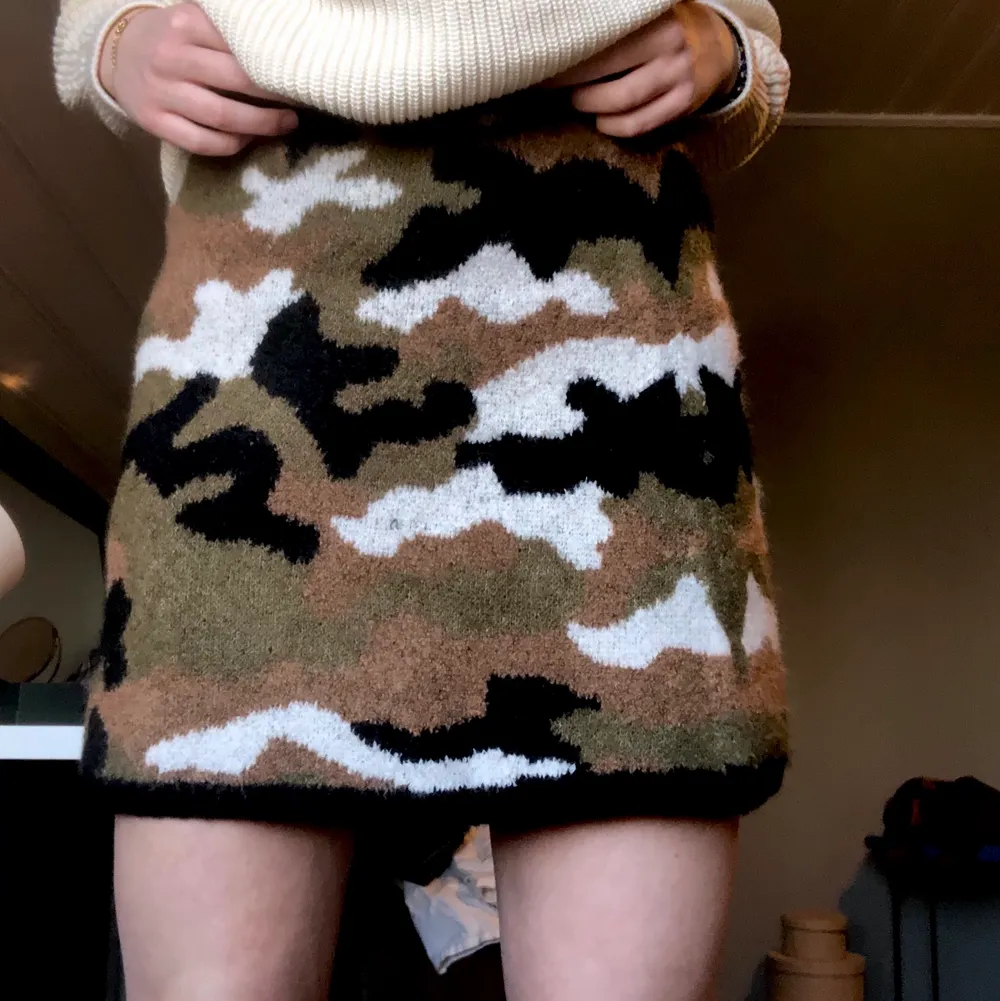 Stickad kamouflage kjol från zara. Helt oanvänd✨. Kjolar.