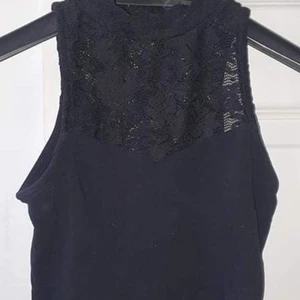 Svart Linnea med spets  - Svart Linnea mes spets storlek XS