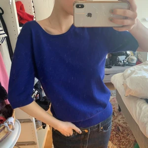 Tröja - Jag säljer nu min älskade blåa aaas snygga tröja! Denna passar verkligen till allt! Kjol, jeans, shorts, ALLT! Denna på sommaren när du är brun är helt underbar!😍😍😍 Inga skador eller fläckar. Tjöjan är i storlek XL då jag ville ha den lite större, passar alla kroppar. Pm för fler bilder eller frågor💕