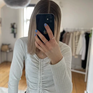 Storlek s - Fin vit tröja från new yorker. Använd fåtal gånger men säljer då jag inte använder den längre. 