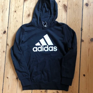 Adidashoodie stl 164 - Adidashoddie med ficka på magen, storlek 164, knappt använd och i mycket god skick!