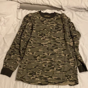 Vailent tröja cammo - Säljer denna då den är för stor för mig då jag har minskat i ett par storlekar, Denna tröja är i storlek L och är väldigt skön att bära, Tröjan har använts men det syns ej utan den är som ny.