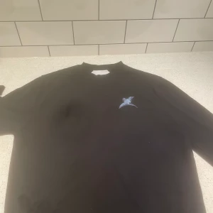 Axel arigato sweatshirt  - Marin Blå Axel arigato sweatshirt, skick 9/10. Inköpt  mitten av 2021. Ny pris 1500. Obs: ingen svart fläck bara dålig kamera.😀   