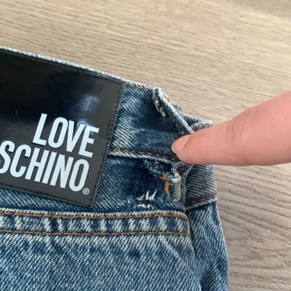 Jättesnygga midrise/Lowrise jeans från Love Moschino. Köpta för några år sedan men kommer aldrig till användning! En utav hällorna har lossnat lite men annars välrigt bra skick 👌🏻 Nypris är ungefär 2500! Skriv för fler bilder 💗. Jeans & Byxor.