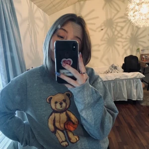Fashion bear - Säljer min fashion bear tröja som är inköpt för ca, ett år sedan. Storlek s. Skriv privat för fler bilder och vid intresse🥳 Fraktar eller möjligtvis mötas upp i Stockholm💗 Nypris runt 400kr