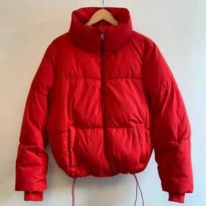 Dunjacka - Röd dunjacka i kort modell från Cubus. Stl M men skulle säga att den funkar som S också. Fint skick! 