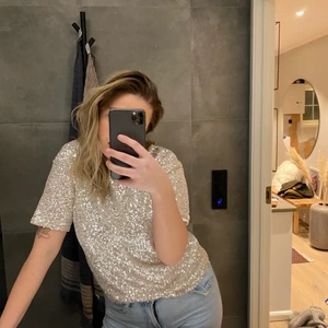 T-shirt  - Jätte cool glittrig T-shirt från hm