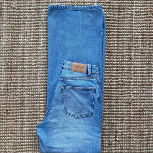 Jeans Monki (Yoko) Stl 25 - Mina favoritbyxor är jag tyvärr tvungen sälja pga att dem är för små för mig. Superfina i skicket! Från Monki, modell Yoko. :-)