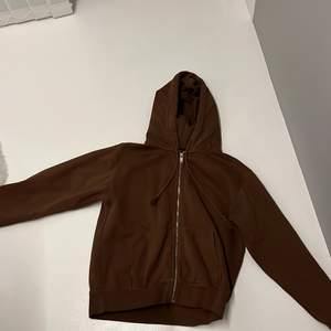 En brun zip hoodie från brandy Melville använda ca 3-4 gånger 