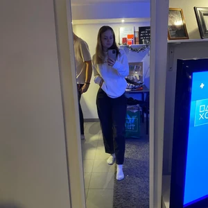 Svarta vida jeans - Ett par jätte fina vida jeans som tyvärr inte kommer till användning pga för kort i benen. Köpt på hm vet dock inte nypris. Skriv ifall ni skulle vilja ha fler bilder☺️