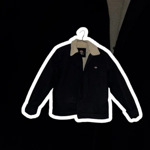 Jacka från dickies i strl S  - Tvärskön jacka från dickies i strl S ( herr ). 