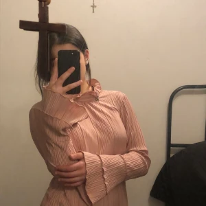 Blus  - Sååååå söt rosa blus som har volang, köpt från Ullared och är ALDRIG använd, stolek S. Köparen står för frakten❤️