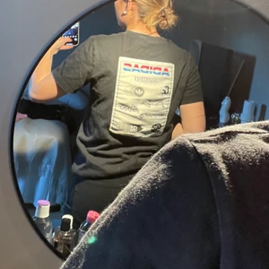 Adidas t-shirt - T-shirt från adidas med snyggt tryck på där bak, pris kan diskuteras💕