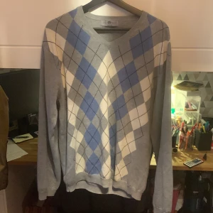 Rutig tröja - Den är väl använd antar jag, tycker den är lite stor på mig bara.