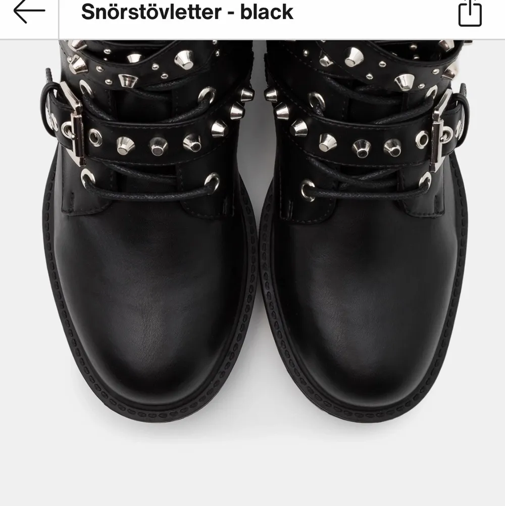Säljer dessa så coola o snygga boots med nitar, snarlika dem från Zara. Väldigt sparsamt använda. I storlek 38👌🏼👌🏼 nypris är 739, säljer för 600 då de är i såpass bra skick!!. Skor.