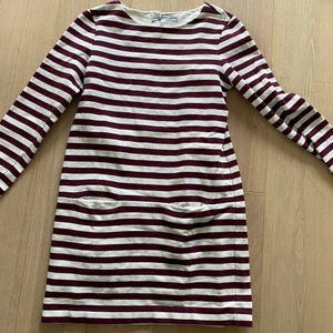 Klänning från &Other Stories.  - Storlek 38 men ganska tajt över bysten. Har haft den en gång, men den var lite för liten för mig. Jättefin 🌸. 