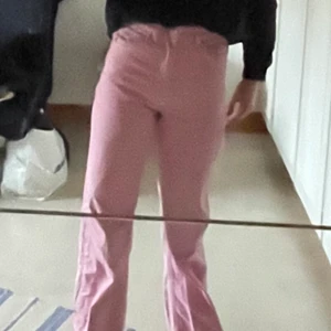 Rosa Jeans - Säljer dessa rosa jeans ifrån Gina i storlek 32 för att de är för små i midjan! Köptes för 499kr! Bra skick använda 3 gånger!😘gratis frakt! Kom privat för fler blider!
