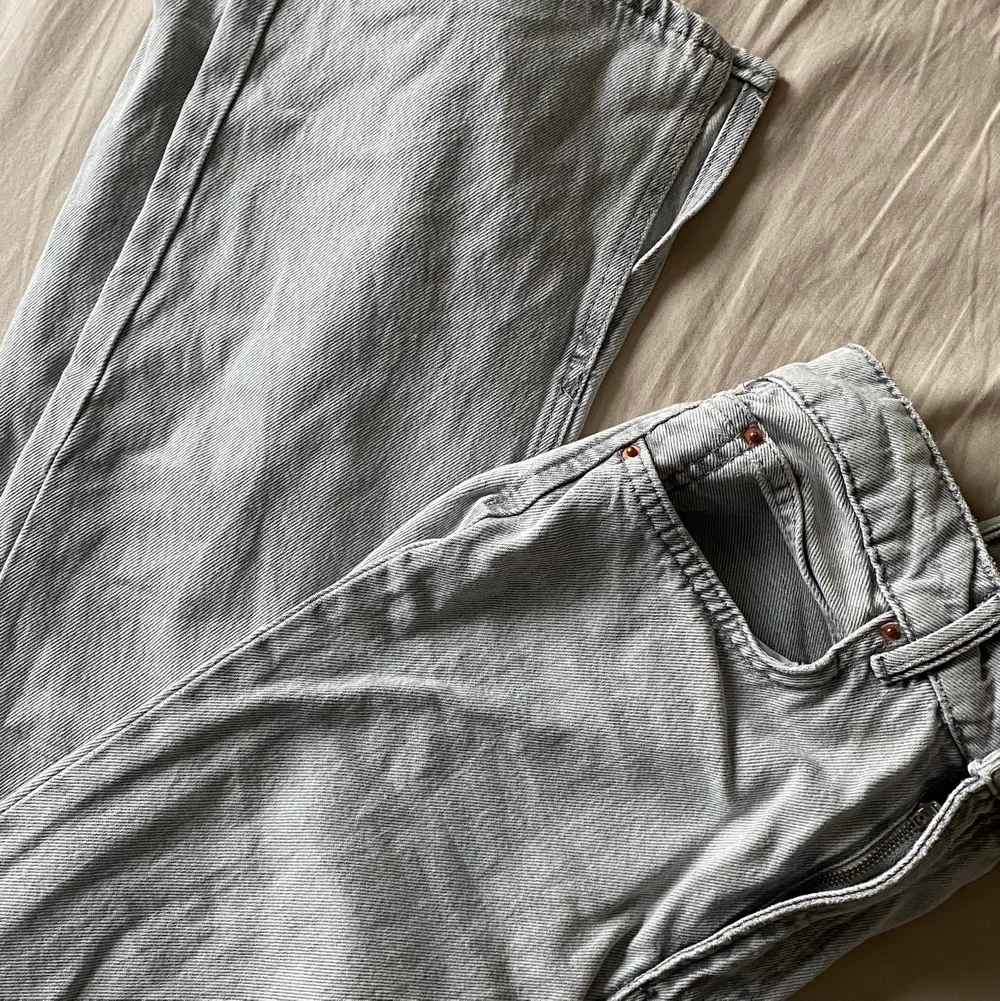 Jättefina gråa jeans med slits som tyvärr inte passar! Sitter jättefint❤️ skriv för fler bilder om du är intresserad!. Jeans & Byxor.