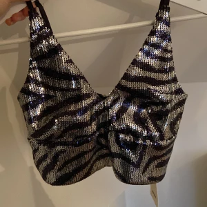 Festtopp - Skitsnygg festtopp i paljettmaterial🔥 aldrig använd lappen kvar!!