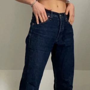 Levis 501 W29 L32 mörkblå - Ett par jättefina levis 501 i mörkblå färg. W29 L32. Säljer för dom sitter lite för tight på mig. (bilderna lånade från förra ägaren.) skriv gärna om ni har några frågor<3 skickar med postnord spårbar
