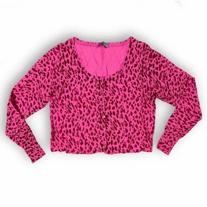 Cheetah Kofta - Croppad kofta i hot pink cheetah print. I fint skick! Har blivit croppad förhand. Ett hål under ärmen har sytts tillbaka, se sista bilden. From friendtex i storlek L. Axeln till axeln 35cm och bredd 47cm. Tar helst SafePay (SafePay tar 10% av betalningen och spårbar frakt är inräknad på 66kr) annars går Swish även bra. Ingen retur eller refund. 