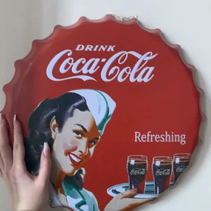 Cola kapsyl till väggen  - Säljer nu en kola kapsyl som man kan hänga på väggen.