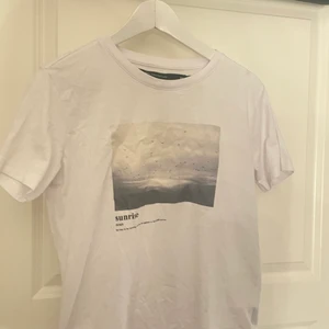 T-shirt ifrån Lager 157 - Säljer denna T-shirt ifrån Lager 157 i strl M. Knappt använd. Köpt för 50kr o säljs för 20kr.