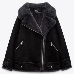 Jacka i fuskpäls  - Skitsnygg jacka från Zara med foder i fuskpäls som passar perfekt till vinter, vår och höst🤍 Köpt i januari och sparsamt använd. Inga skador, som ny 💗 Nypris: 1295kr 