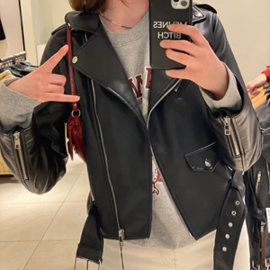 Skinnjacka - Skitsnygg populär skinnjacka från zara i superbra skick💕👏🏻