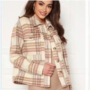 Rutig jacka - Har använt den ca 4 gånger. Nypris 449 kr, säljer den för 200. Storlek S.