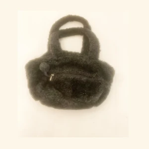 Väska - Säljer nu min underbara fluffiga pällsväska💋 Eftersom den nuförtiden bara ligger på en hylla. Det får plats en chromebook i den!! 🖤💪