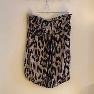 Bandeau Topp - Säljer denna bandeau topp med leopard print, använd men fint skick!