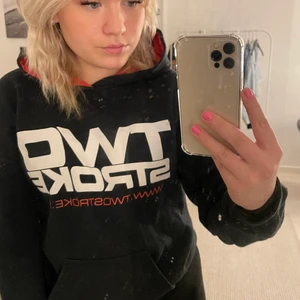 Hoodie  - En two stroke hoodie i storlek S. Bra kvalitet och inga fläckar eller hål.