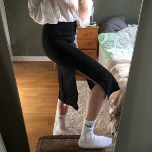 Svart kjol med slitsar storlek 34 - Svart kjol med slitsar på sidorna storlek 34 (men mer som en 36). Fina detaljer med snygga sömmar.  Knappt använd!   Finns i Årsta