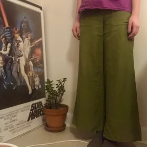 Så snygga gröna linnebyxor!!!! - Jag älskar dom här så mycket, men de är tyvärr för små :( Hör av dig privat för fler bilder/frågor 💜 pris kan diskuteras!